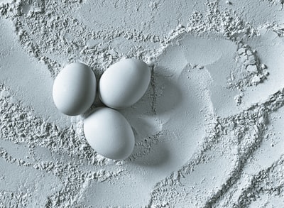 白粉上三个白鸡蛋